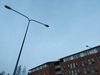 V.S., Äskeisestä kuvasta tuttuja valaisimia "tuplapylväässä" (vai miksi näitä kutsutaan?).
Taustalla komea paksukainen, olisiko tuo nyt salmiakki? Vai saako selvää tarpeeksi... Itsellä tuollainen, mutta kupu hajalla sen irrottaneen asentajan toimesta (ennen kuin ehdin paikalle). Yritän pelastaa kuvan valaisimen, on menossa tod. näk. uusiksi kun tuossa kohtaa on iso katutyömaa..., 02.04.2025