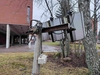 V.S., Otaniemessä tällainen mikälie "spottivalo". Piuhat siihen taitaa mennä, mutta ei taida olla enää käytössä. Ainakaan en ole sitä nähnyt palamassa.
Mielenkiintoinen on, tahtoisin veikata että 80-luvulta. Mutta en tiedä.
Ks. toinen kuva eri suunnasta., 27.02.2025