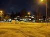 V.S., Edellisestä kuvasta hieman luoteeseen, tällainen valaistustilanne oli vielä talvella 2025. Tulee poistumaan lähiviikkoina, oikean reunan valaisinpylväs on jo otettu pois.
On se natikan lämmin oranssi paljon miellyttävämpi kuin kylmä LED, vaikka väittävätkin 3000K olevan lämmintä valkoista. Talvella hyvänä lumisena päivänä ledikin menee, mutta oikeastaan kaikkina muina aikoina oranssi valo on kivempi. Erityisesti märkinä ja harmaina iltoina (eli n. 60% ajasta) led on hyvin karu.
Täällä on meneillään iso katutyö, jossa Otaniemen metsäkampukselle ominainen tiemäinen ympäristö muutetaan katumaisemmaksi..., 07.03.2025
