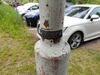 V.S., Parkkipaikan valaisimen pylväässä tällainen merkintä laatassa. Mitähän mahtaa tarkoittaa?
Näitä oli mielestäni ainakin muutamassa pylväässä. Osa pylväistä selkeästi myöhempää tuotantoa ja osaan oli vaihdettu uudempi valaisin., 29.05.2025
