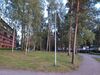 V.S., Edesmennyt Tapiola-valaisin Tapiolassa, ympäristössään nähtynä. Tosi harmillinen kohtalo tällä valaisimella, saman taloyhtiön pihalla ei näköjään muita pylväitä olekaan kuin tämä..., 04.07.2025