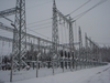 Mikko Koho, Kaukopään 110kV kytkinasema jolla ei ole muuntoa. 110kV verkko menee pitkälle tehdasosastoille saakka koska voimalaitoksen generaattoreiden lisäksi moni osasto ja jopa yksittäinen kone on niin järeä että tarvitsee omat syötöt. Järeimmät taitavat olla CTMP-laitoksen kaksi pääjauhinta, muistaakseni 20MW moottorit. Vieressä on vielä apujauhimia joissa niissäkin on megawattiluokan moottorit, määriä ja tehoja en muista. Opiskelukaverin mukaan näyttivät melko pieniltä koneilta jos vertasi pääjauhimiin., 16.01.2012
